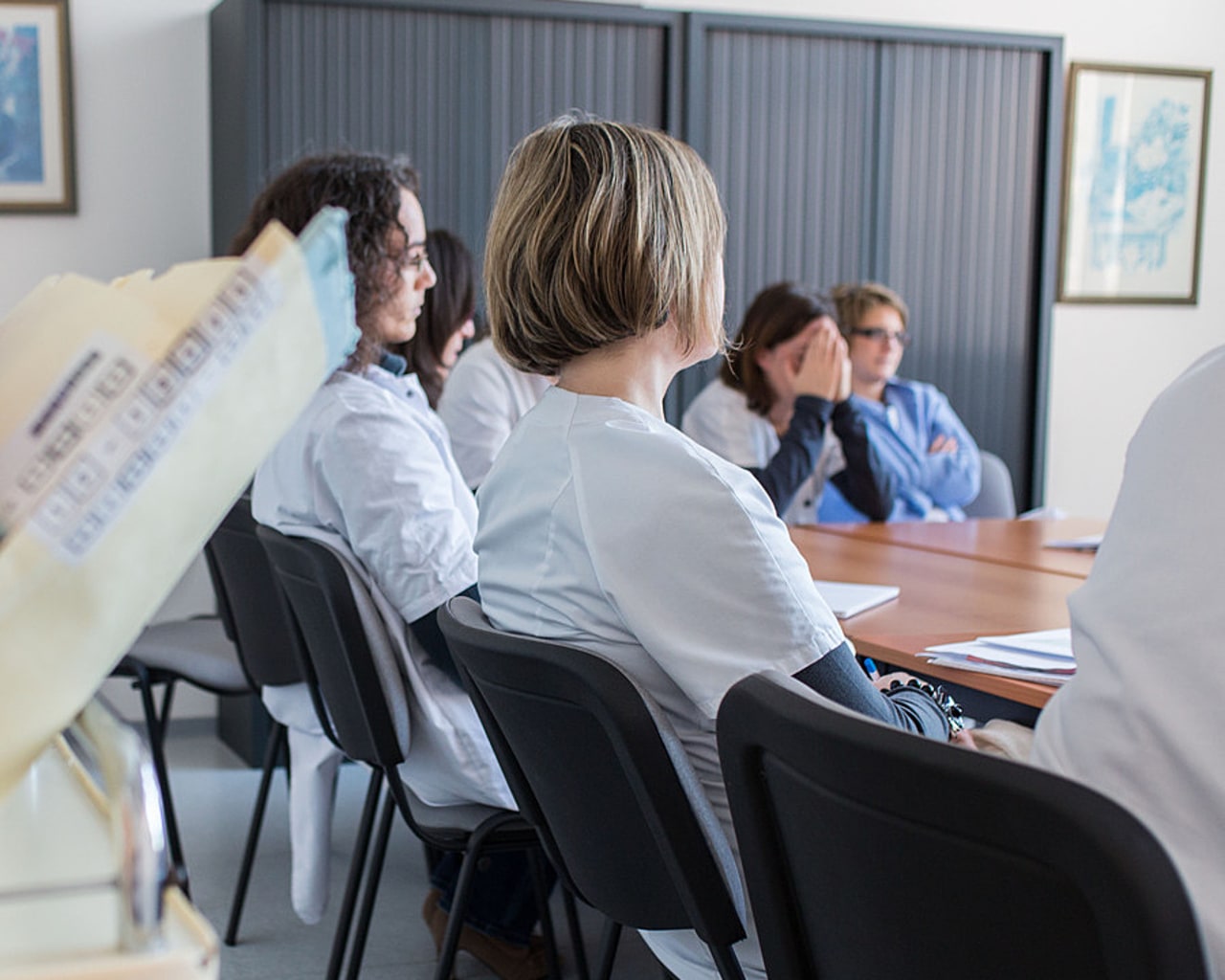 La présence du patient en RCP est minoritaire parmi les CHU, CH et centres de lutte contre le cancer — seuls huit établissements la proposent —, essentiellement à cause de problèmes d'organisation. (Burger/Phanie)