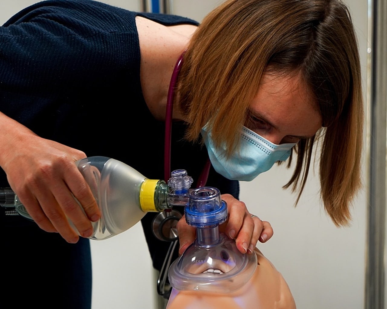 La formation par la simulation des professionnels de santé à la prise en charge de l'urgence vitale intrahospitalière est l'une des pistes d'action prioritaires identifiées par les sociétés savantes pour améliorer la qualité et la sécurité des soins. (Tremelet/Image Point FR/BSIP)