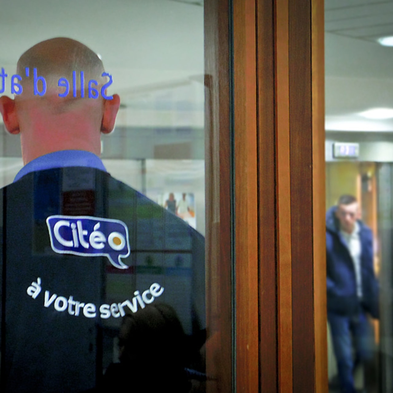 Manuel Brasseur, devant la salle d'attente et en face de la porte conduisant au service des soins urgents, surveille les allées et venues des patients et des proches