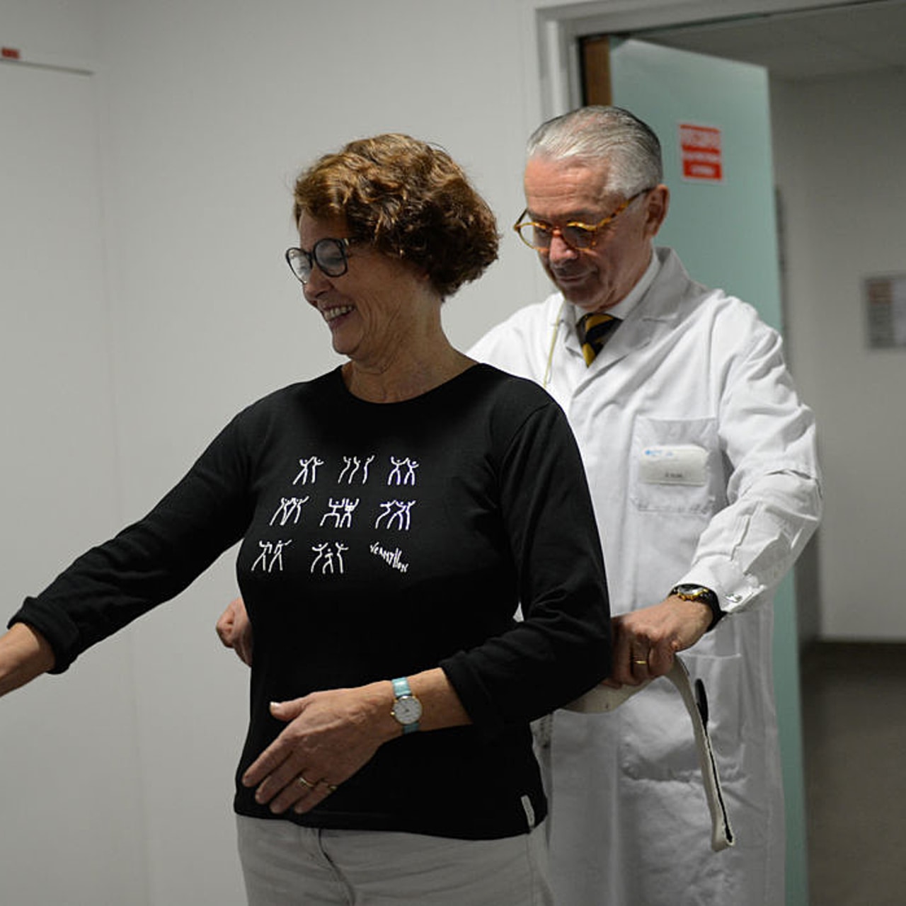 Le Dr Auvinet équipe sa patiente d'une ceinture destinée à mesurer sa marche