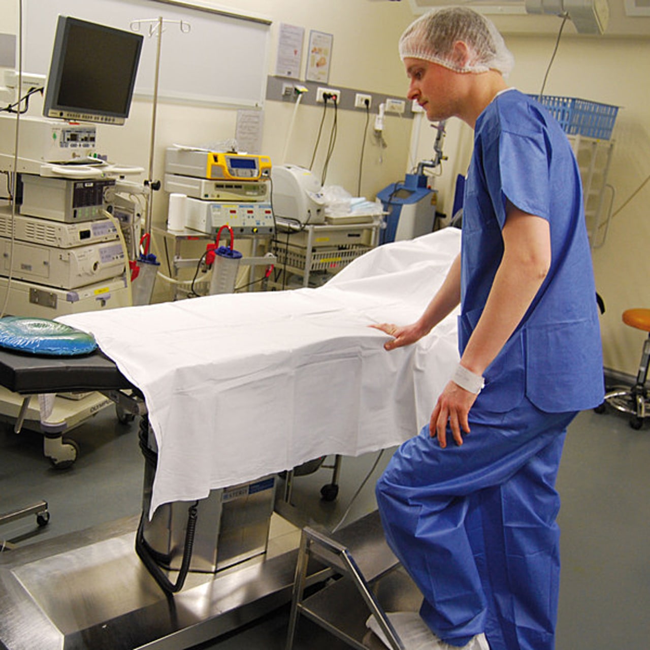 Pour l'aider à s'allonger de lui même sur la table d'opération, le patient peut s'appuyer sur un marchepied.