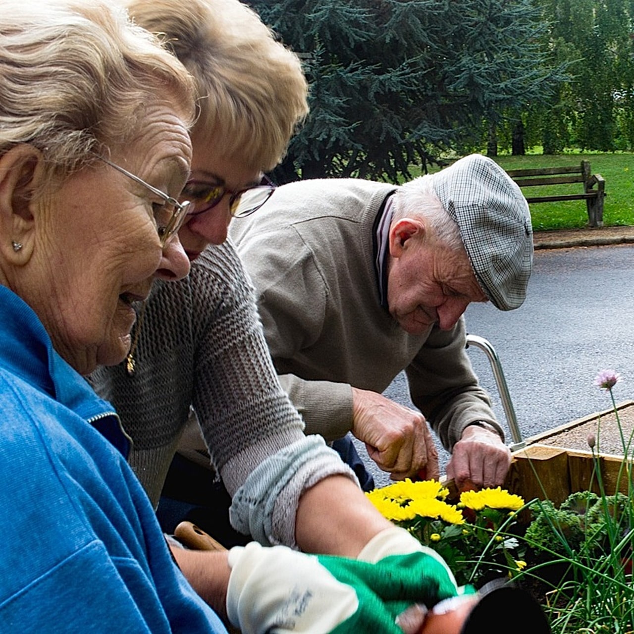 L'atelier jardinage laisse tout le loisir à Jeannine (à gauche) de raconter ses souvenirs d'enfance.
