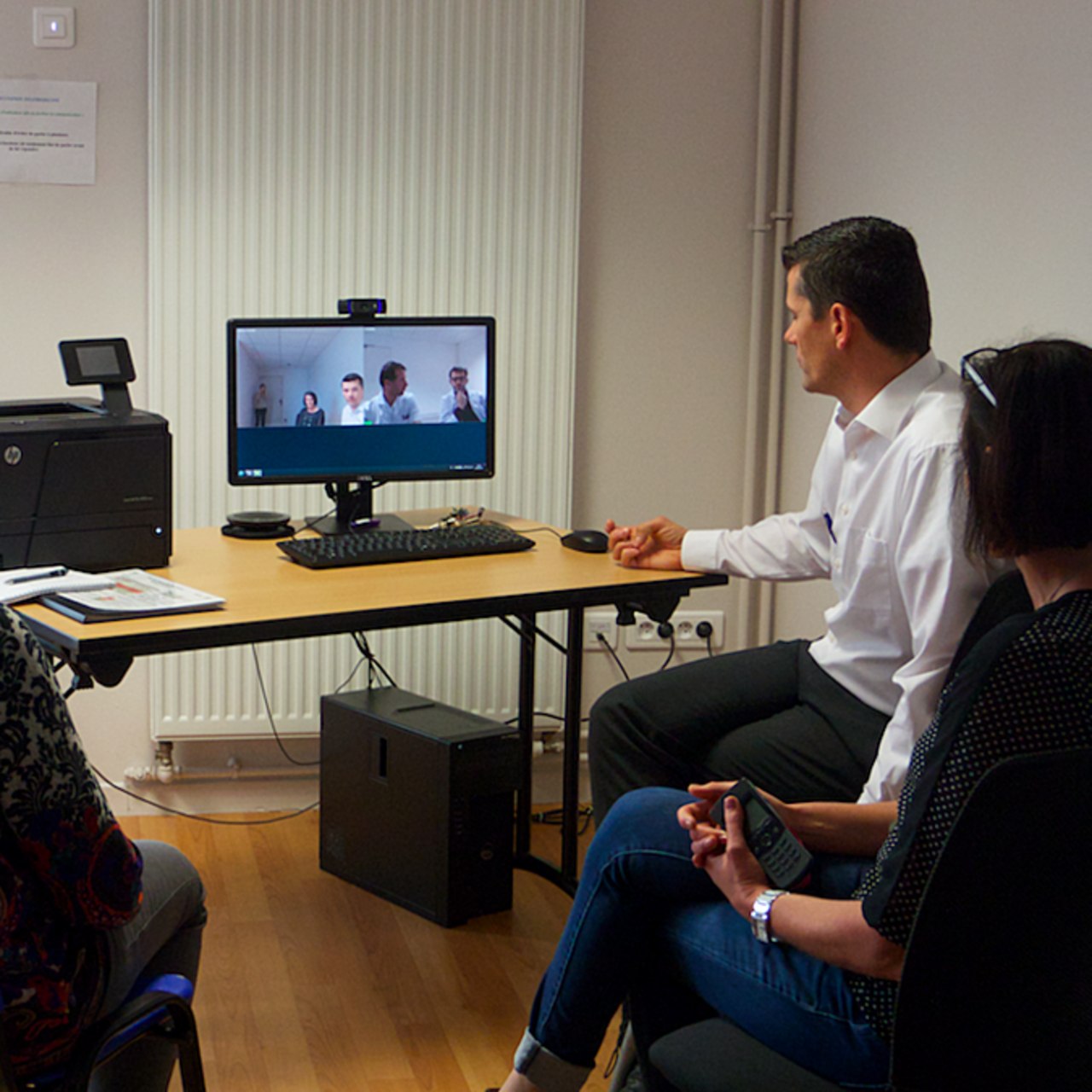 Le Dr Pascale Leurs, Delphine Flament (infirmière coordinatrice de l'Ehpad) et Karl Opsomer échangent avec le CH de Valenciennes dans la salle dédiée aux téléconsultations.