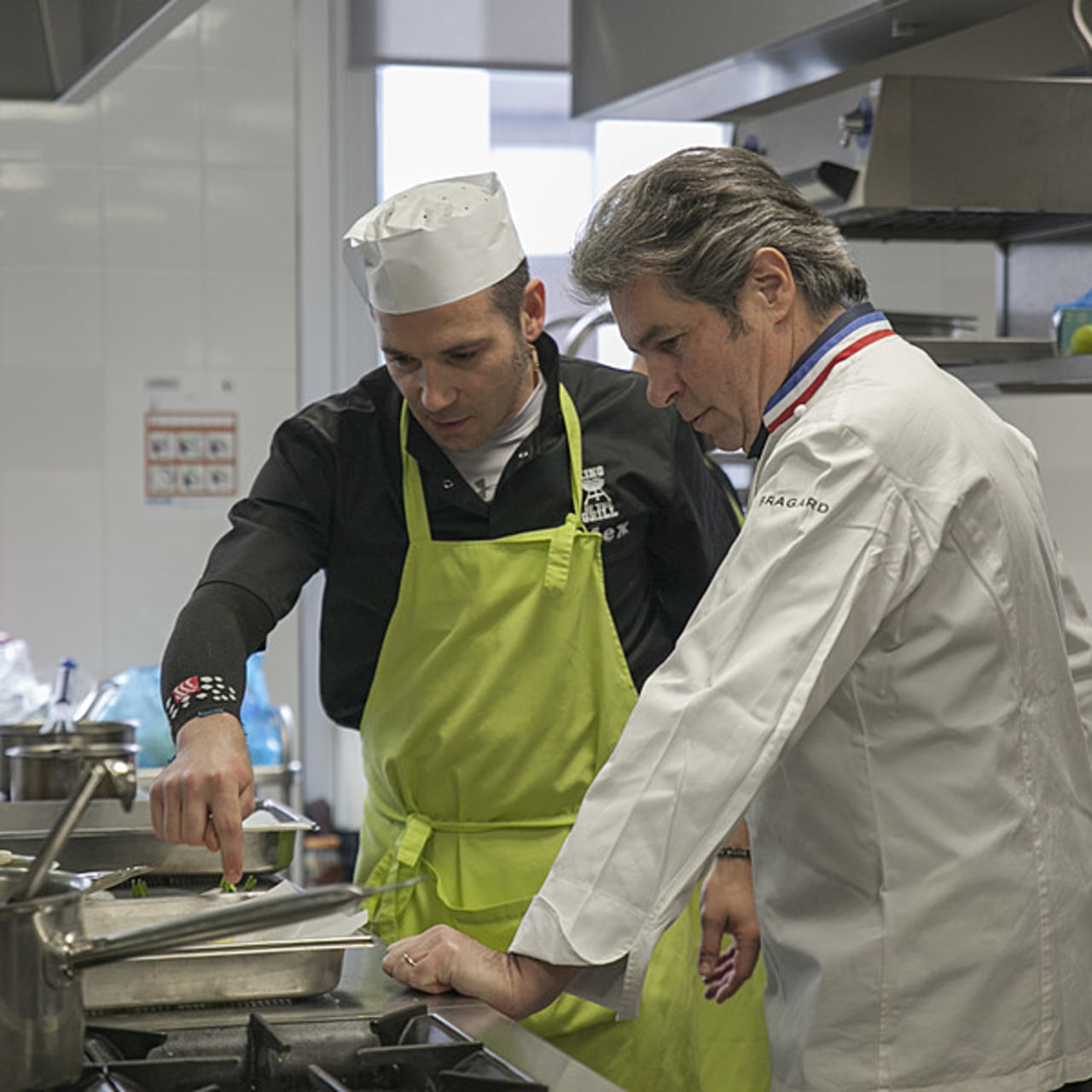 Le chef de l'Ehpad de Saint-Dizier détaille son plat sous l'œil attentif de Michel Roth, meilleur ouvrier de France et membre du jury La Maison des gourmets. À l'issue d'une délibération serrée, son équipe finira troisième.