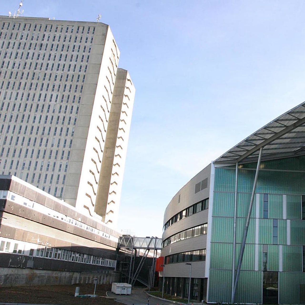 En arrière plan, la tour Côte de Nacre du CHU de Caen, au cœur du projet de reconstruction.