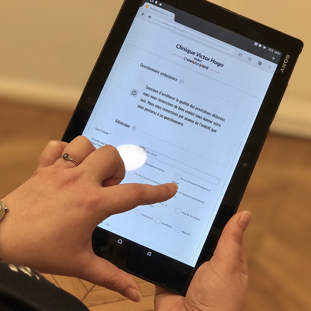 Le questionnaire de satisfaction est renseigné sur tablette tactile à la Clinique Victor-Hugo à Paris (Vivalto Santé).
