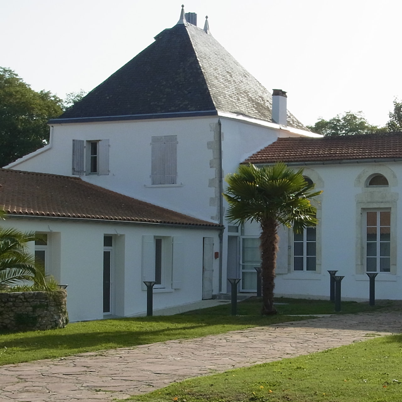 La Granderie, ancien centre de vacances, est situé sur la commune d'Étaules entre Royan et Marennes.