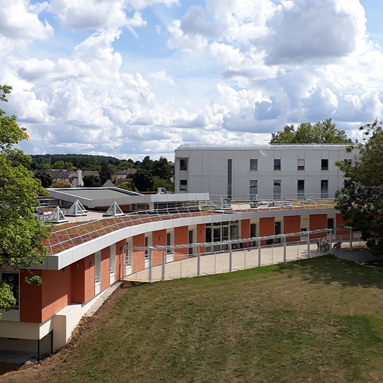 Le bâtiment inauguré a ouvert en juin et a été à 100% opérationnel en octobre 2017.