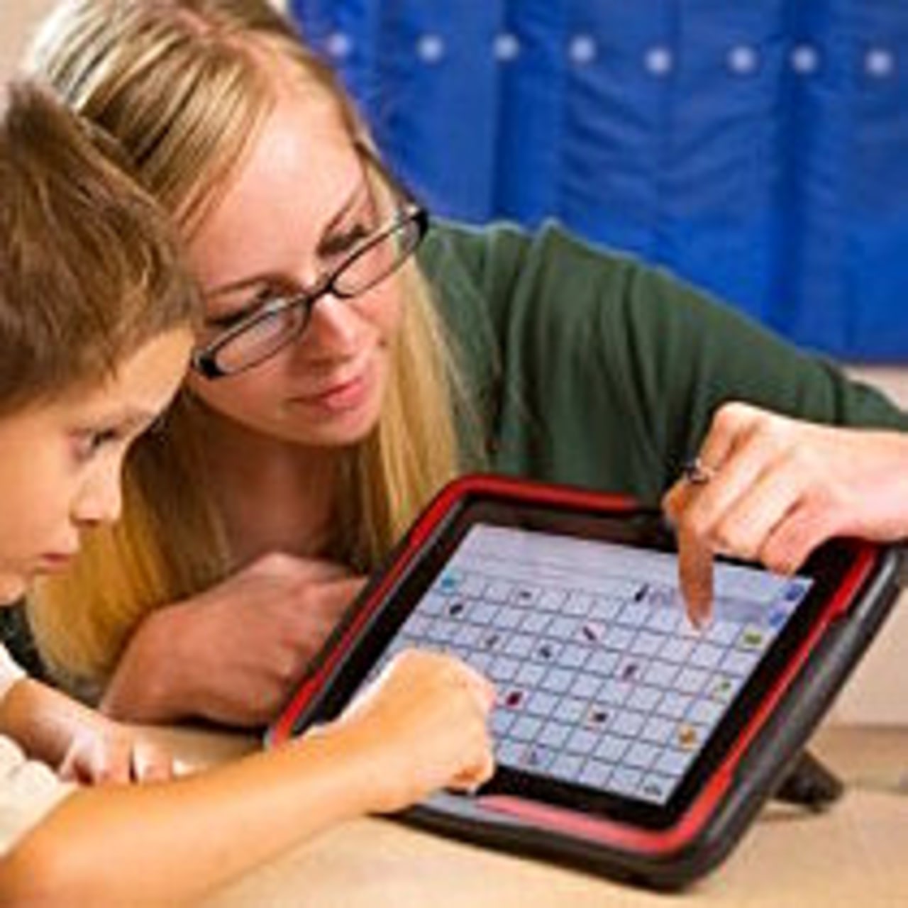 La communication alternative améliorée recourt souvent aux outils numériques. 