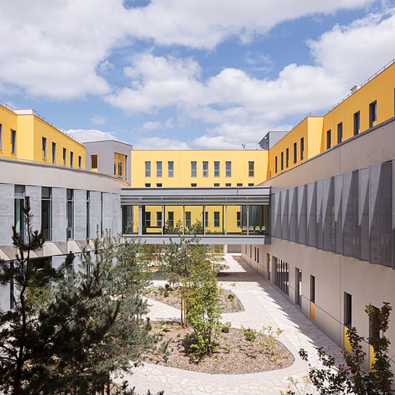 L'Hôpital privé Dijon-Bourgogne est conçu en forme de U et abrite un jardin intérieur entre ses murs.