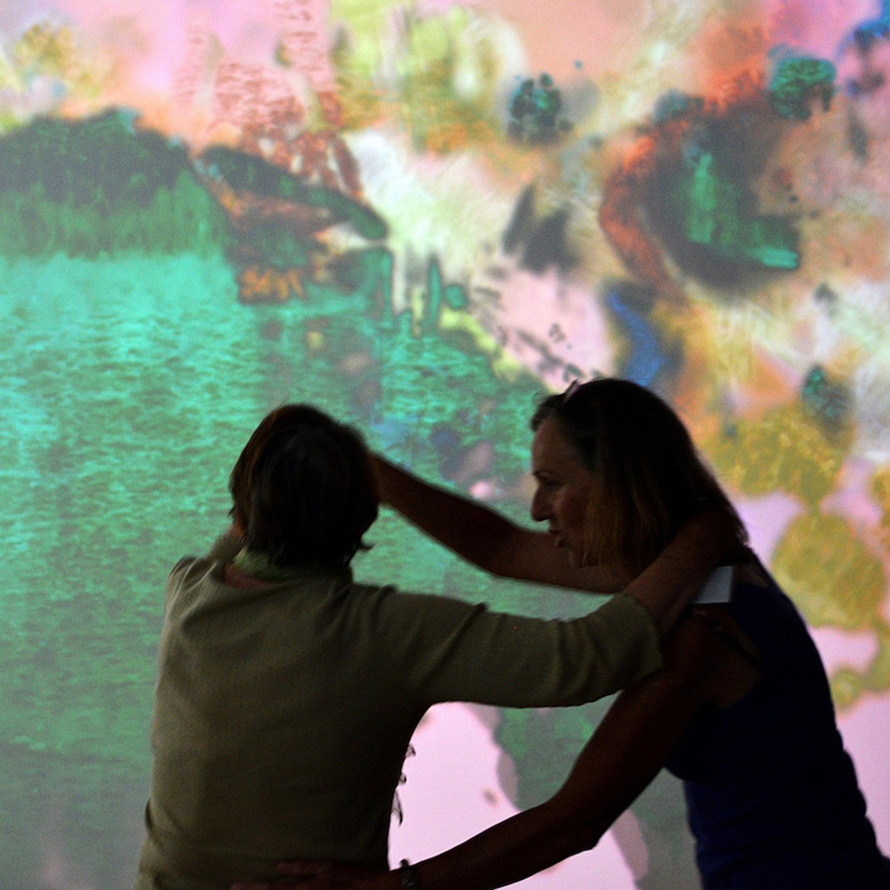 L'œuvre d'art est attentive à la présence du spectateur, à son mouvement dans l'espace, elle peut susciter un comportement et induire un dialogue.