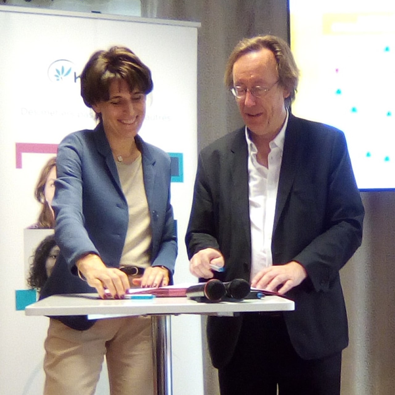 Sophie Boissard, directrice générale de Korian et Jean-Patrick Gille, président de l'Union nationale des missions locales passent convention