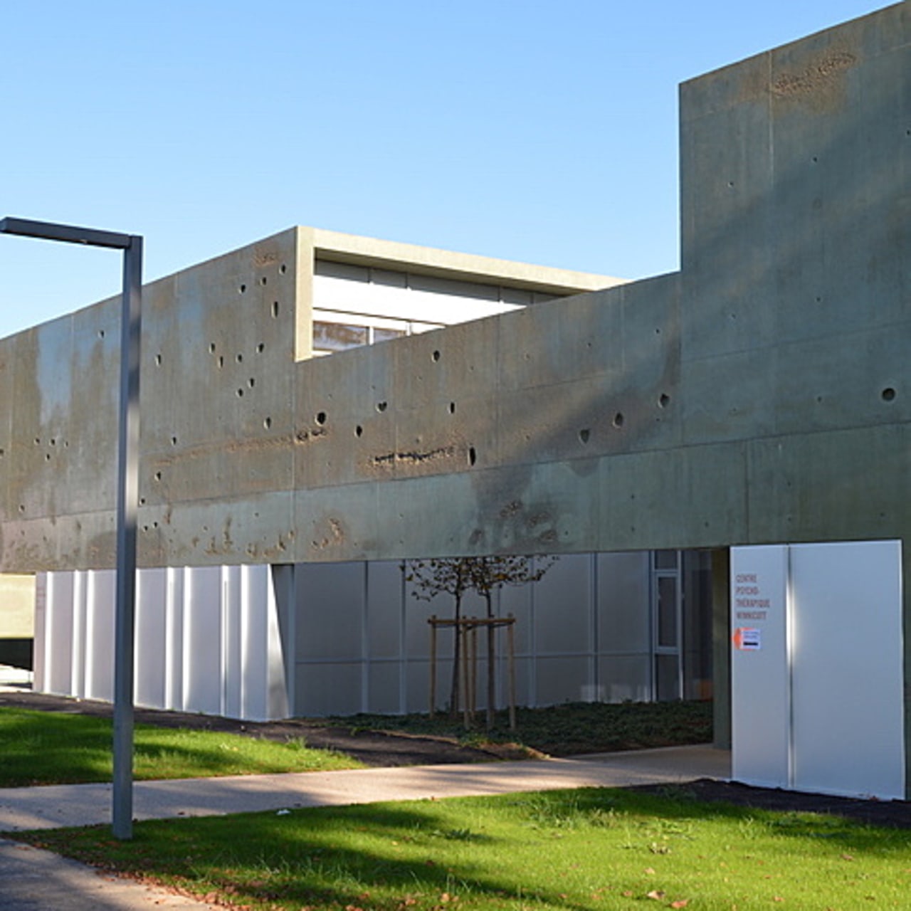 Une coque de béton entoure le bâtiment du CHS de Jury tout en laissant des espaces ouverts.