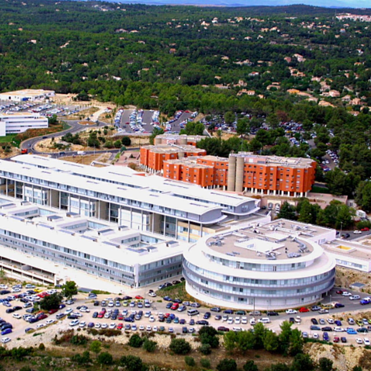 Une vue aérienne du campus hospitalo-universitaire du CHU de Nîmes (Gard). 