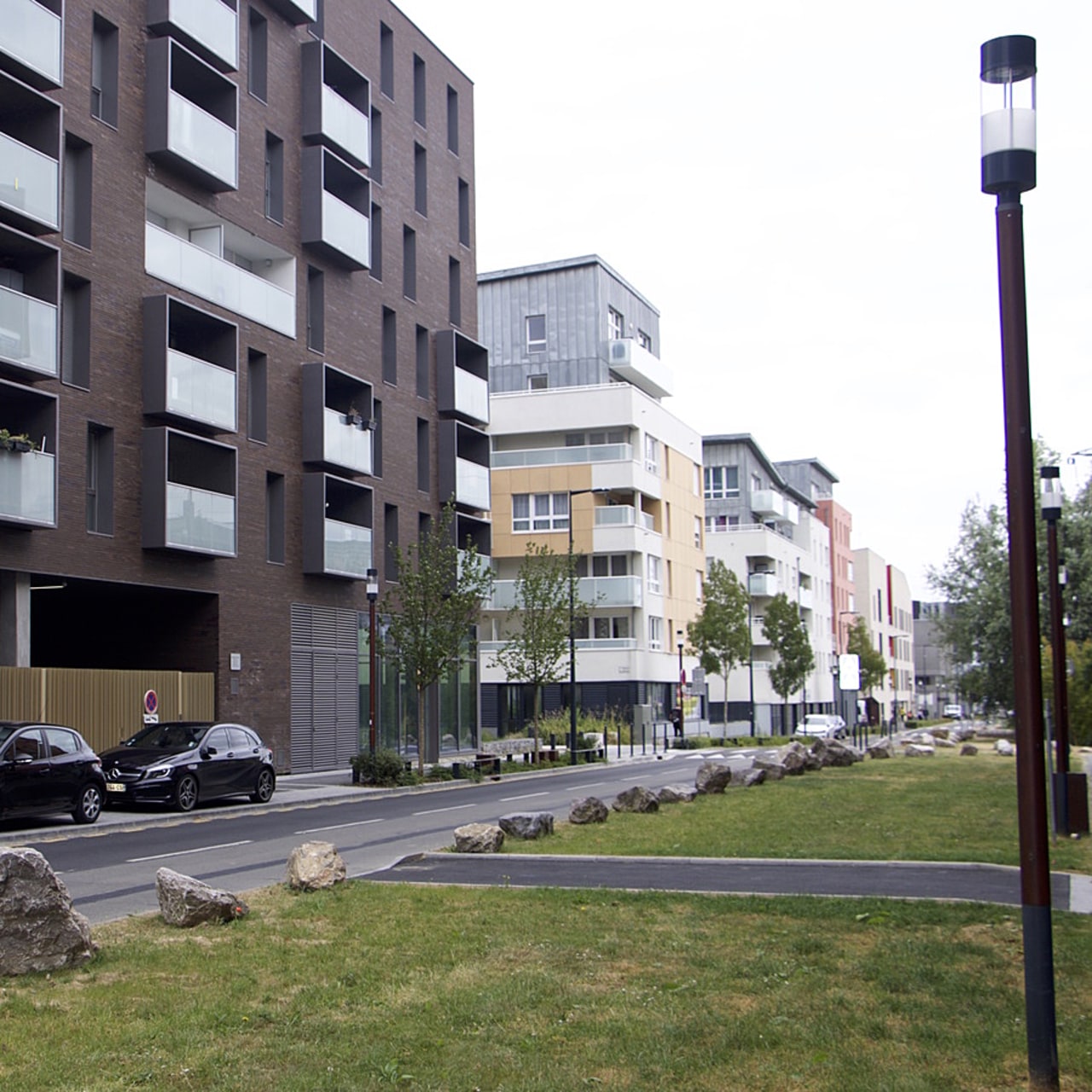 Les établissements médico-sociaux se mêlent aux logements dans une cohérence architecturale permettant de ne pas stigmatiser les lieux.
