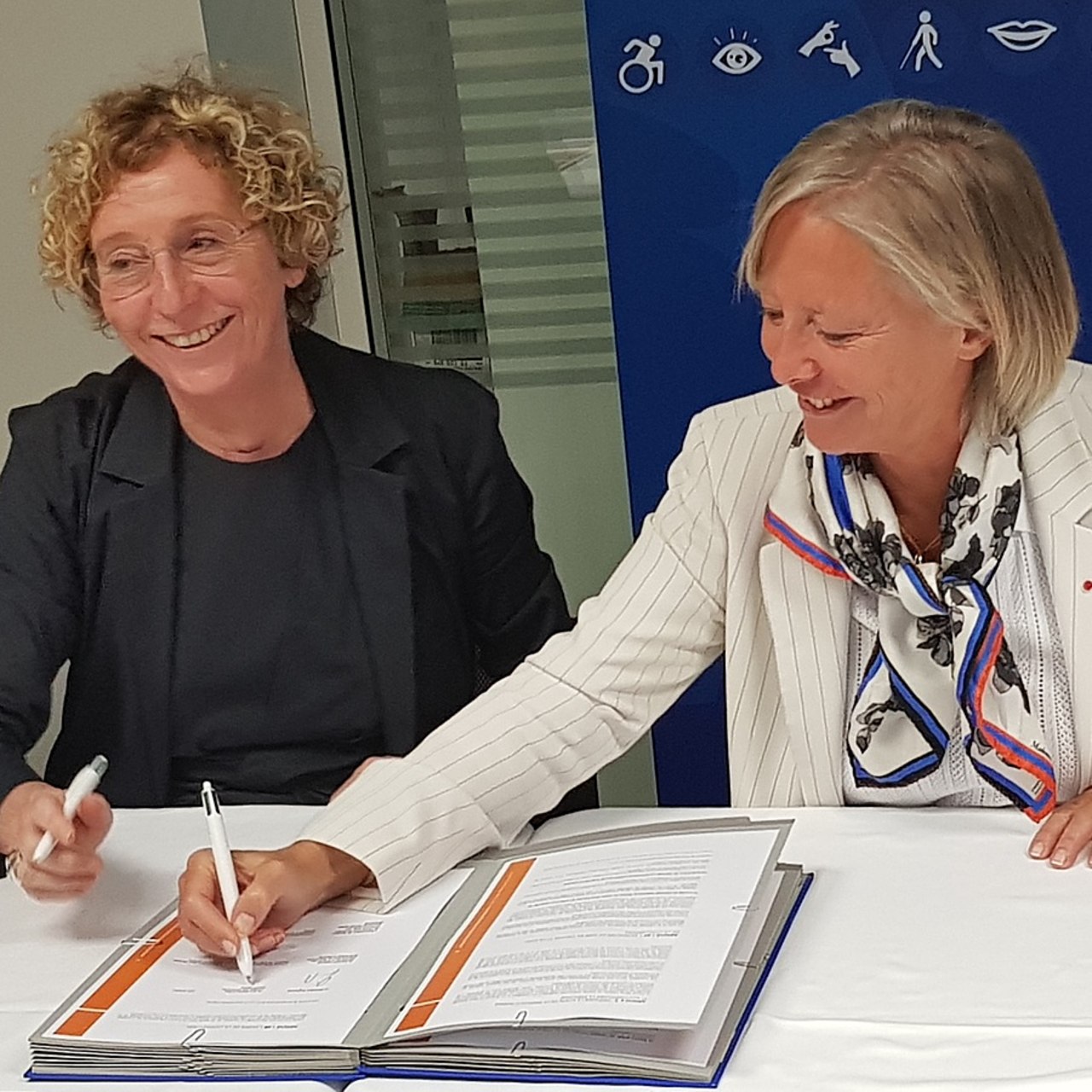 Muriel Pénicaud et Sophie Cluzel apportent la caution du Gouvernement en signant la convention cadre.