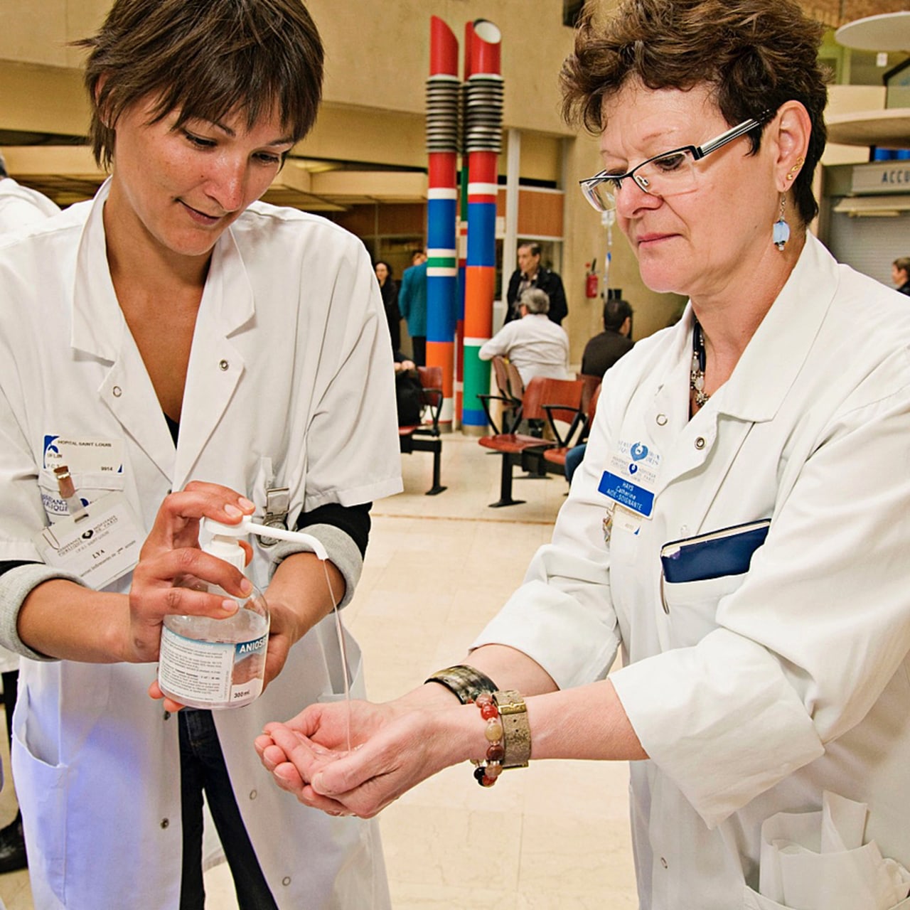 Le 5 mai depuis dix ans, a lieu la journée mondiale de l'hygiène des mains. La sensibilisation des professionnels de santé à la friction avec un produit hydro-alcoolique y occupe une place de choix.