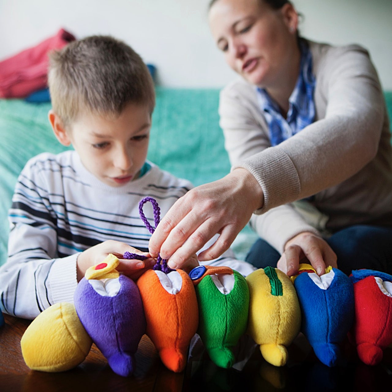 Les enfants dyspraxiques sont en difficulté pour des actions qui requièrent de la motricité fine comme faire des lacets.