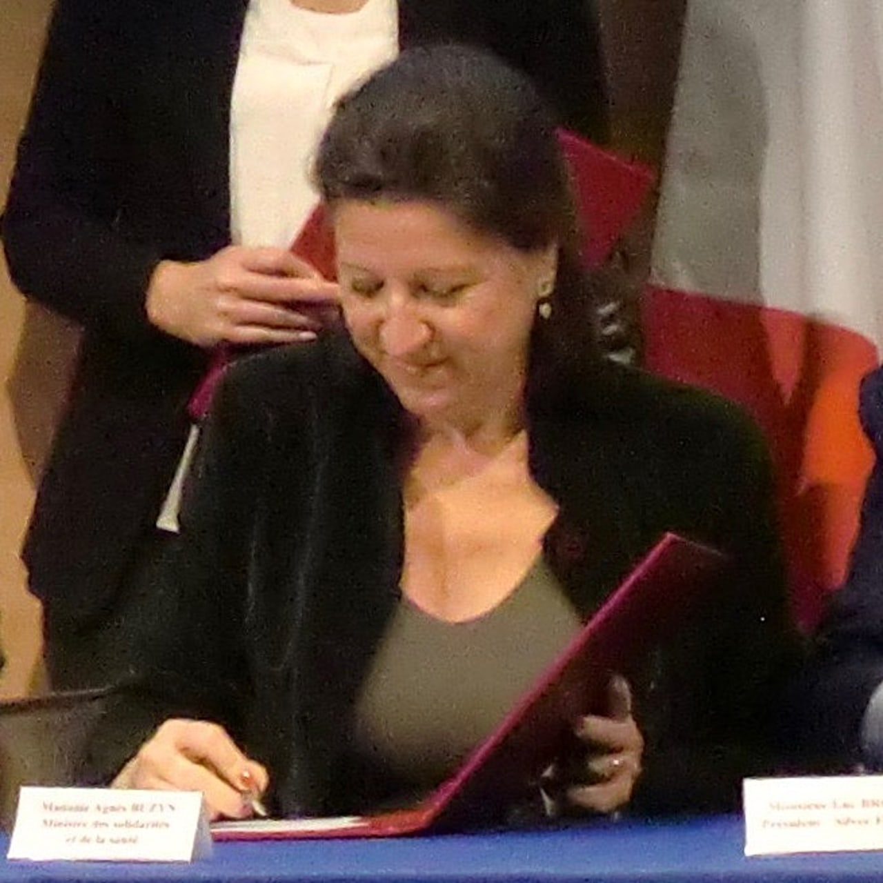 Agnès Buzyn passe convention pour soutenir la Silver économie dans le cadre de sa stratégie de prévention de la perte d'autonomie.