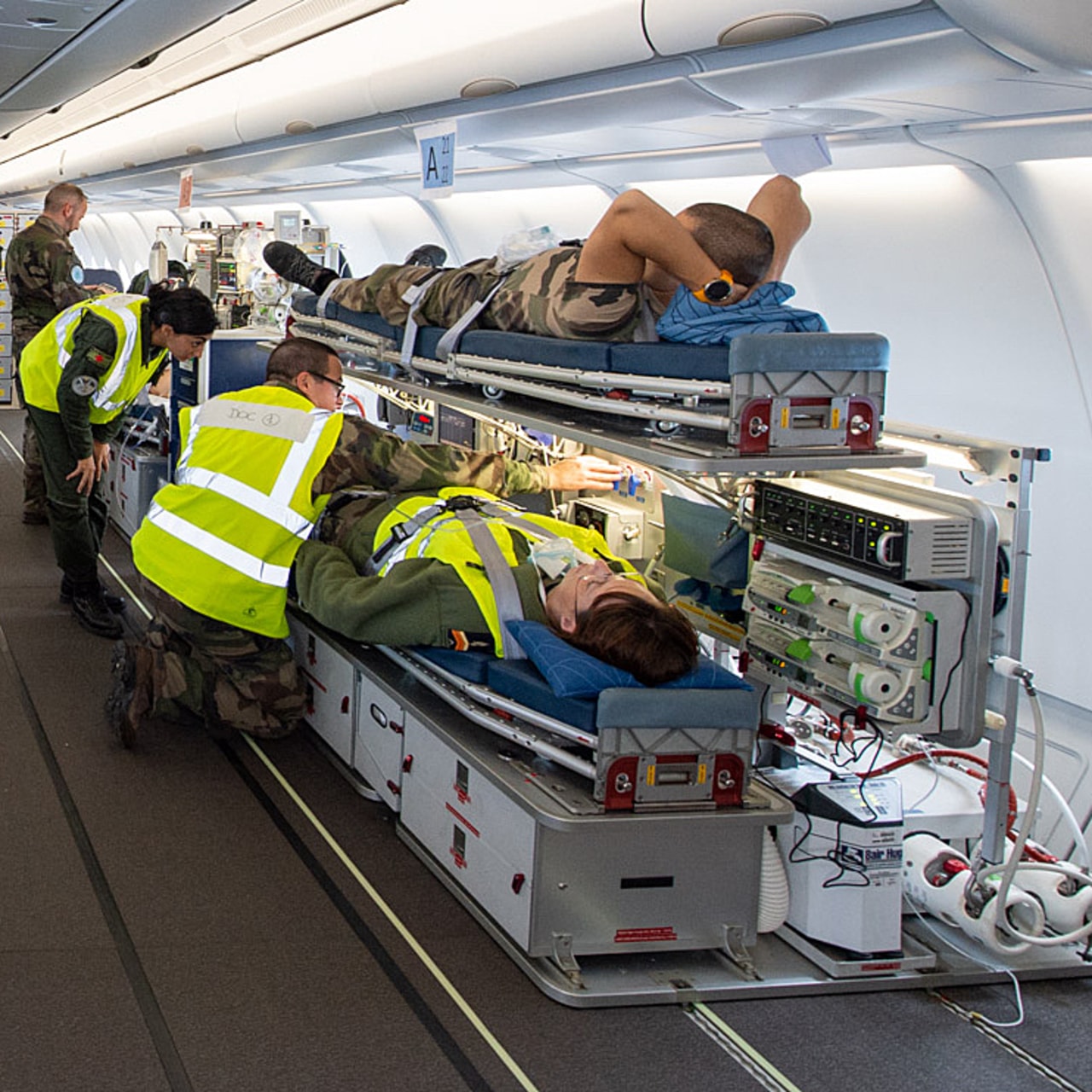 L'armée réalise les premiers transferts de patients hors d'Alsace.