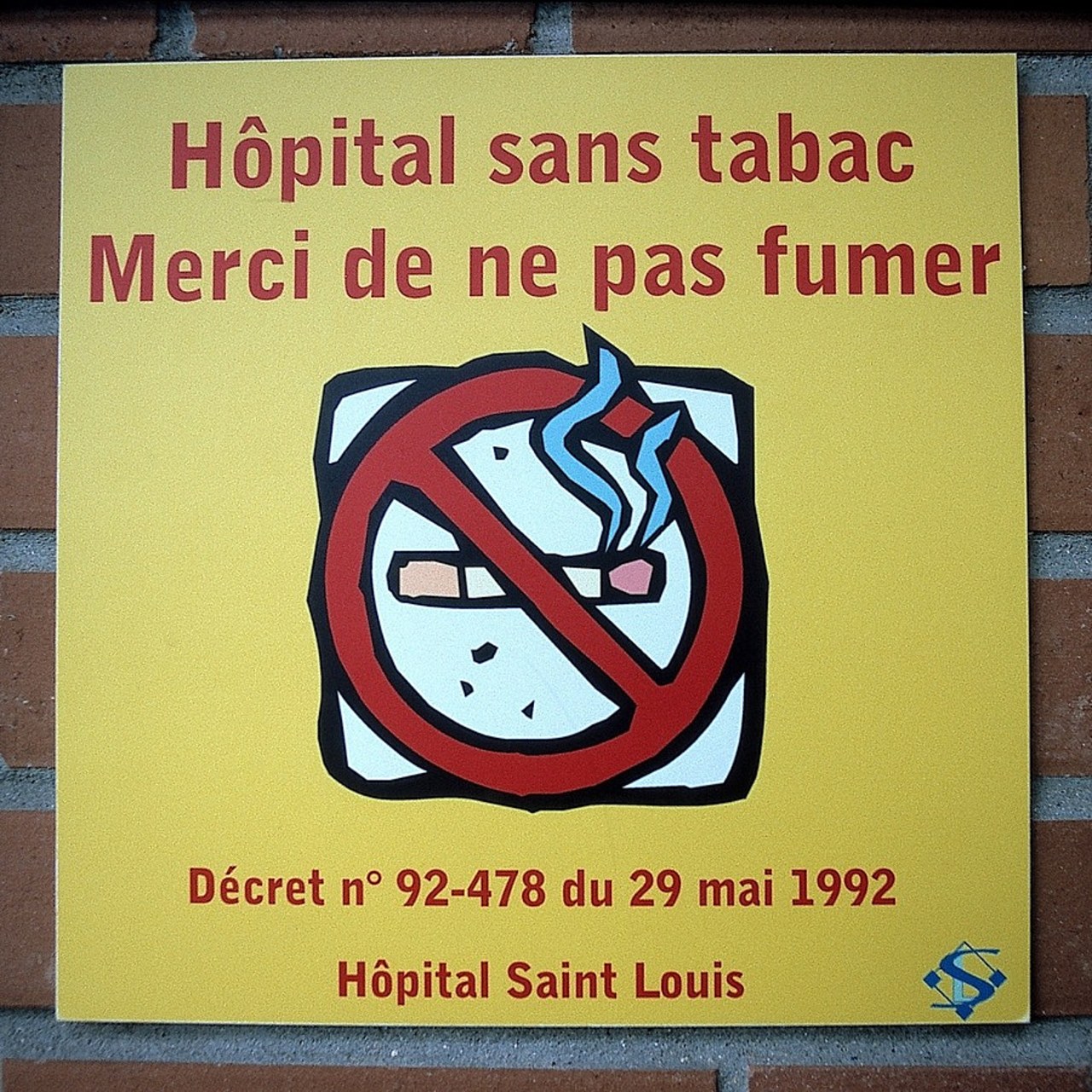 Affichage de l'interdiction de fumer à l'hôpital Saint-Louis à Paris.