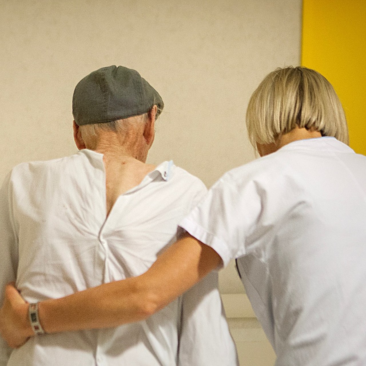 La problématique du dialogue entre âgés et professionnels interroge.