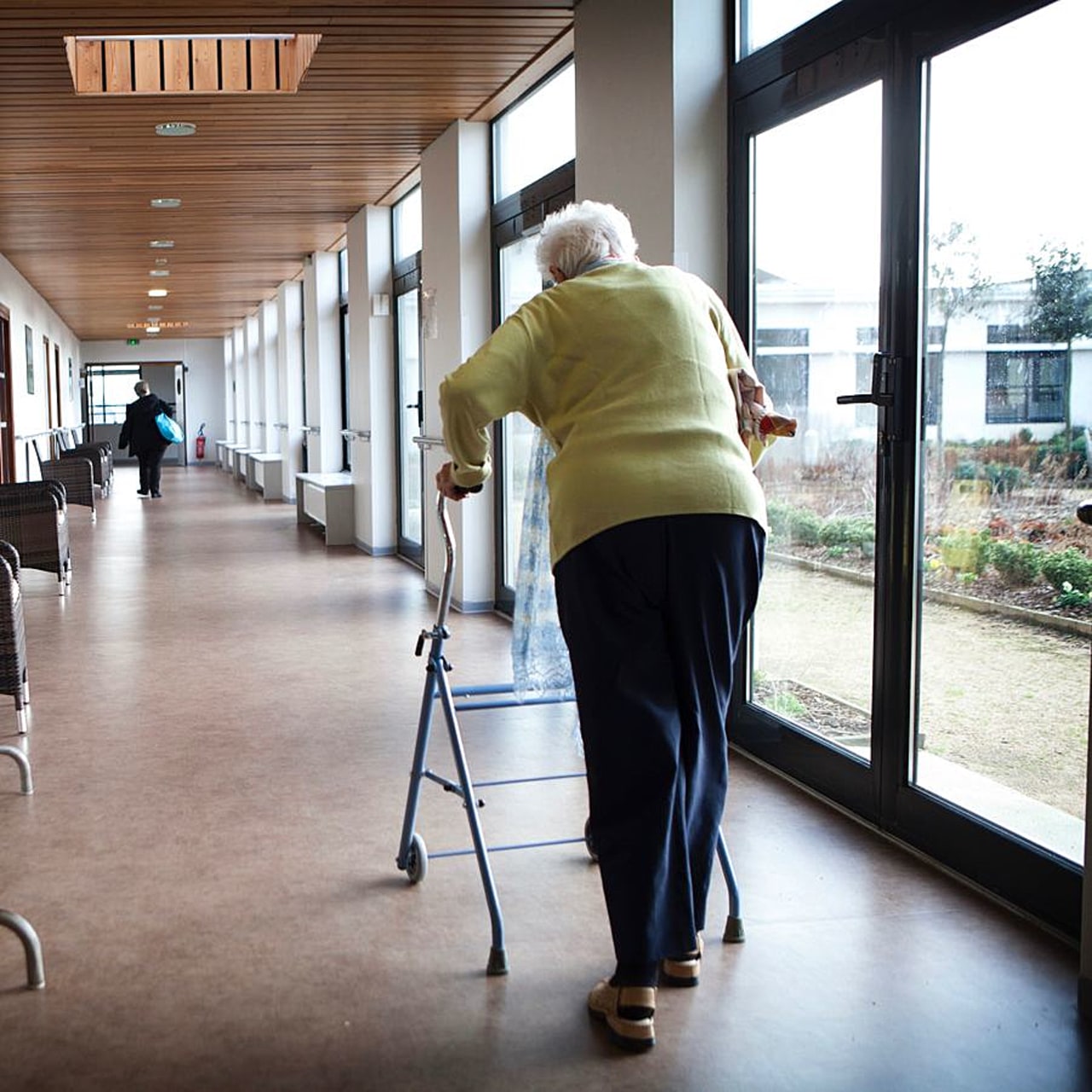 Le confinement contraint en chambre pose l'épineuse question des résidents déambulants.