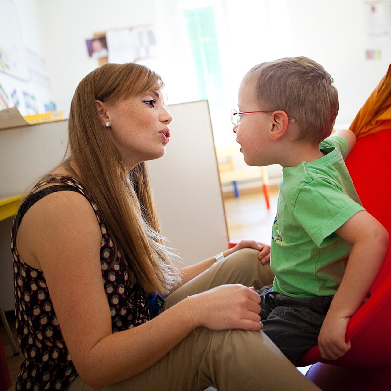 Les formations visent notamment à aider les professionnels à trouver les formes de communication les plus adaptées à chacun. (Amélie Benoist / BSIP)