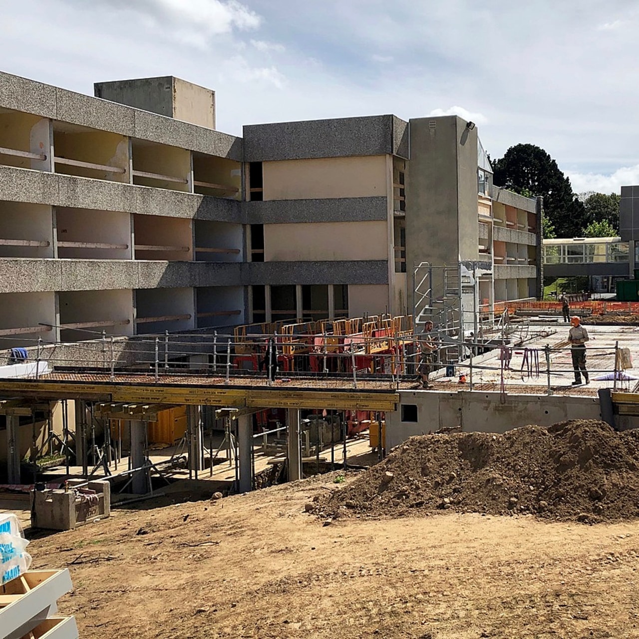 Au CH de Tréguier, la seule opération de restructuration du bâtiment Jean-Guéhenno se monte à 9 M€, combinant curage et désamiantage, démolition, extension et réhabilitation intérieure/extérieure. (CH Tréguier)