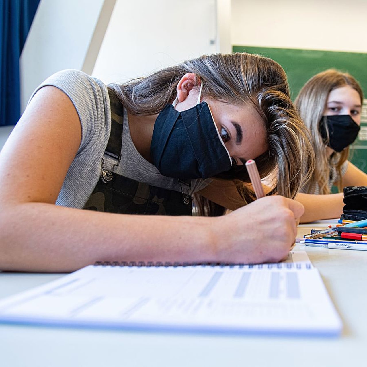 À  cause du masque, les élèves sourds ne peuvent plus comprendre ni leurs professeurs ni leurs camarades. Ils se retrouvent complètement isolés.