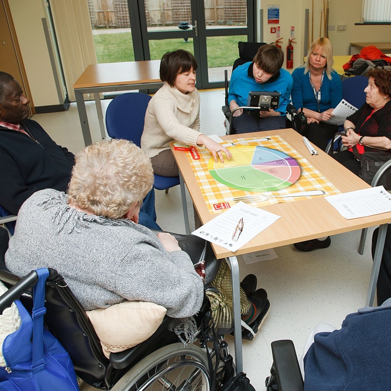 La conception universelle est la conception de produits, d'équipement, de programmes et de services pouvant être utilisés par tous, sans adaptation ni conception spéciale.