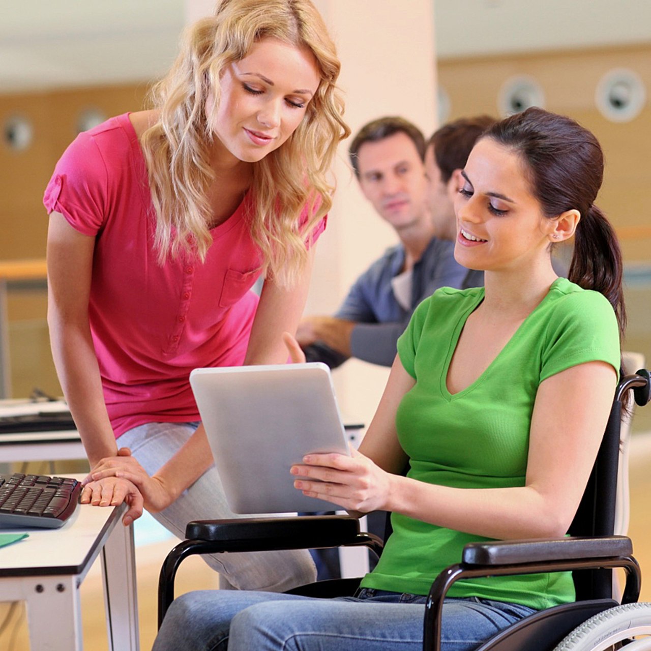 Les jeunes bien souvent n'ont jamais eu de vie professionnelle. 