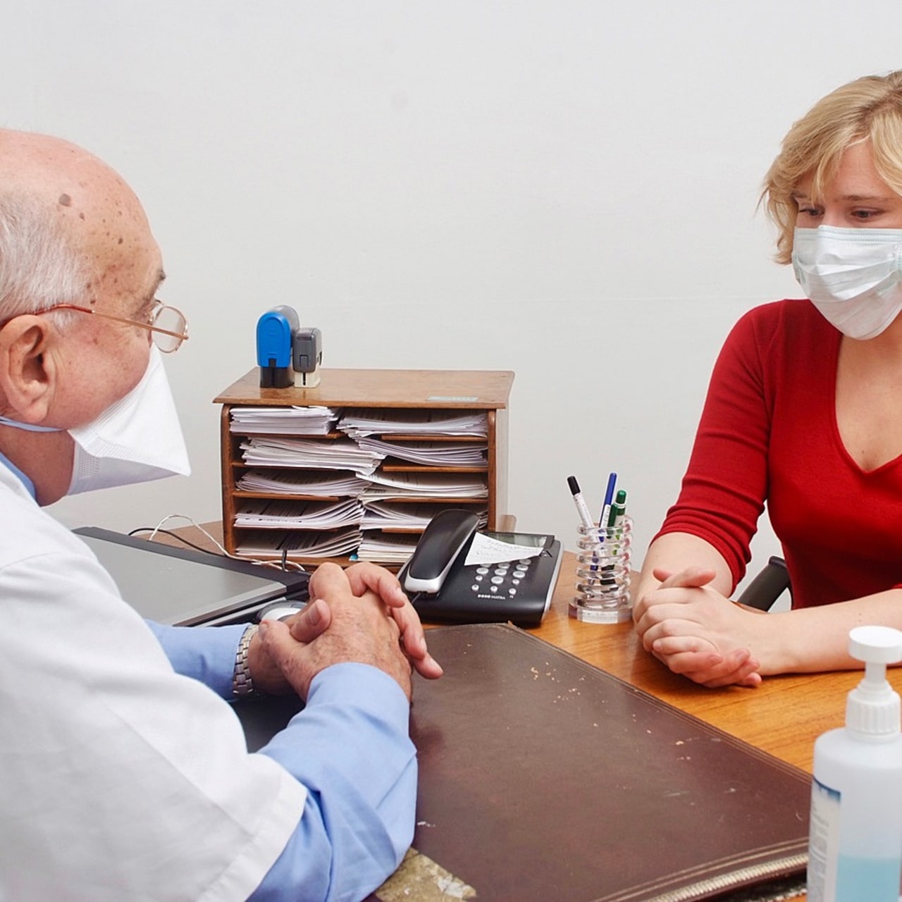 Mcoor préconise l'auto-évaluation pluridisciplinaire des mesures barrières en Ehpad à travers 6 questionnaires. 