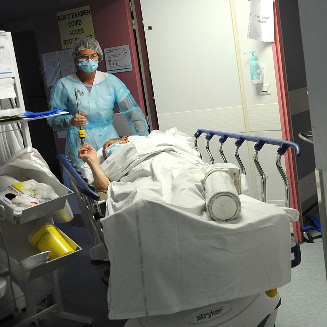 Le maintien en poste d'un personnel soignant (ou non) est limité aux seuls professionnels asymptomatiques et non remplaçables, dès lors que "les bénéfices de sa présence sont supérieurs aux risques associés à son absence".