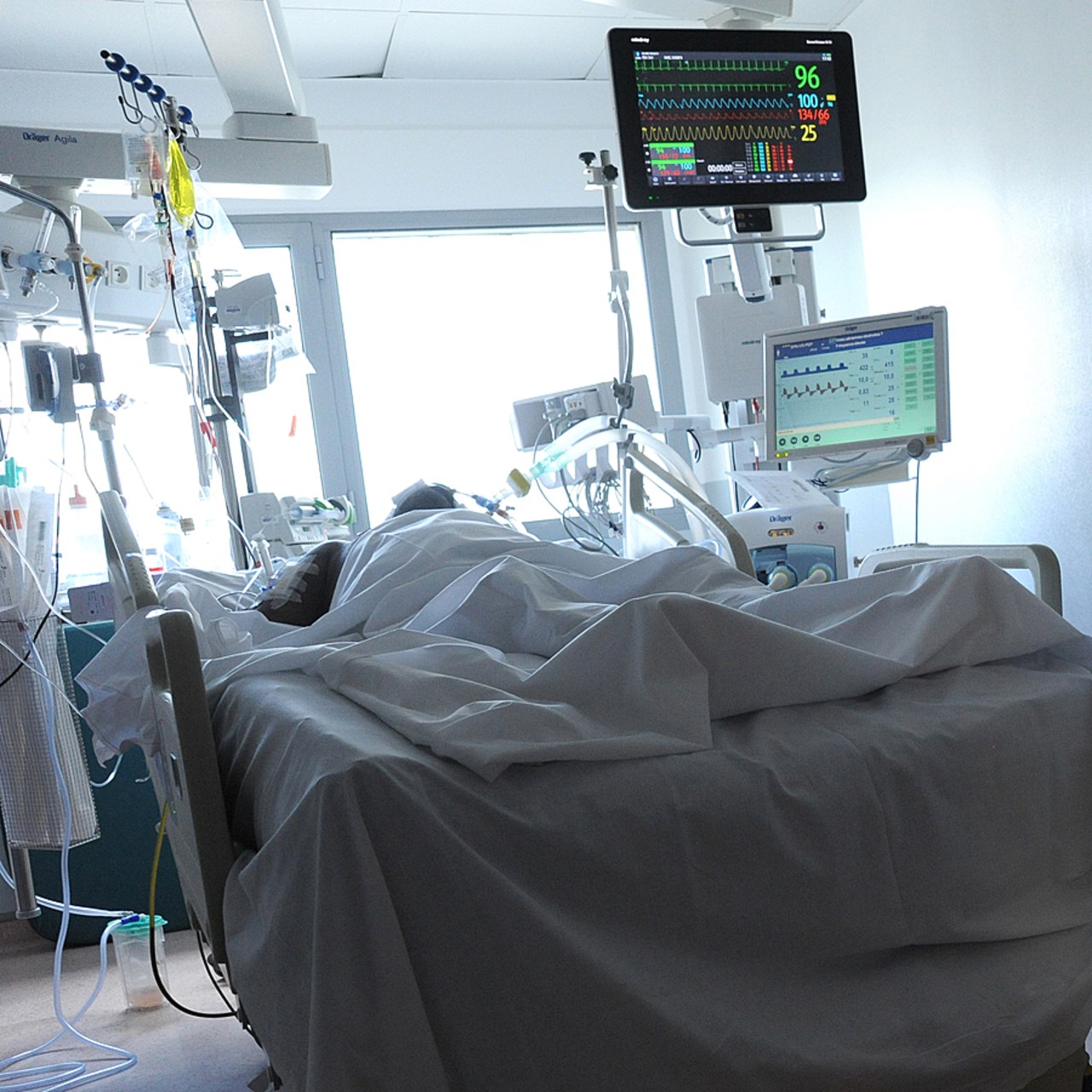 Poussée à son maximum, l'augmentation capacitaire en lits de réanimation ferait grimper leur nombre en Île-de-France de 1 200 actuellement jusqu'à 1 700, soit une hausse de 42%.