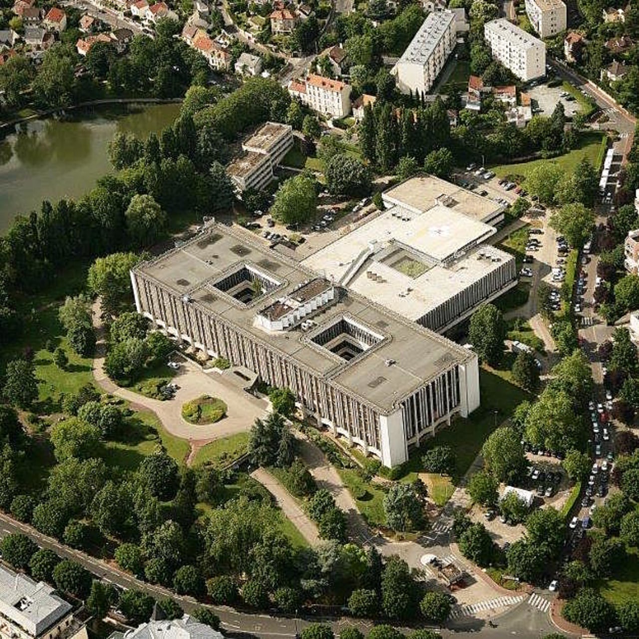 À l'horizon 2025, le nouvel hôpital Marie-Lannelongue rouvrira ses portes sur un nouveau site distant de près de 3 km de son positionnement actuel (photo ci-dessus). Il comprendra 250 lits répartis sur 38 000 m2 et 7 niveaux.