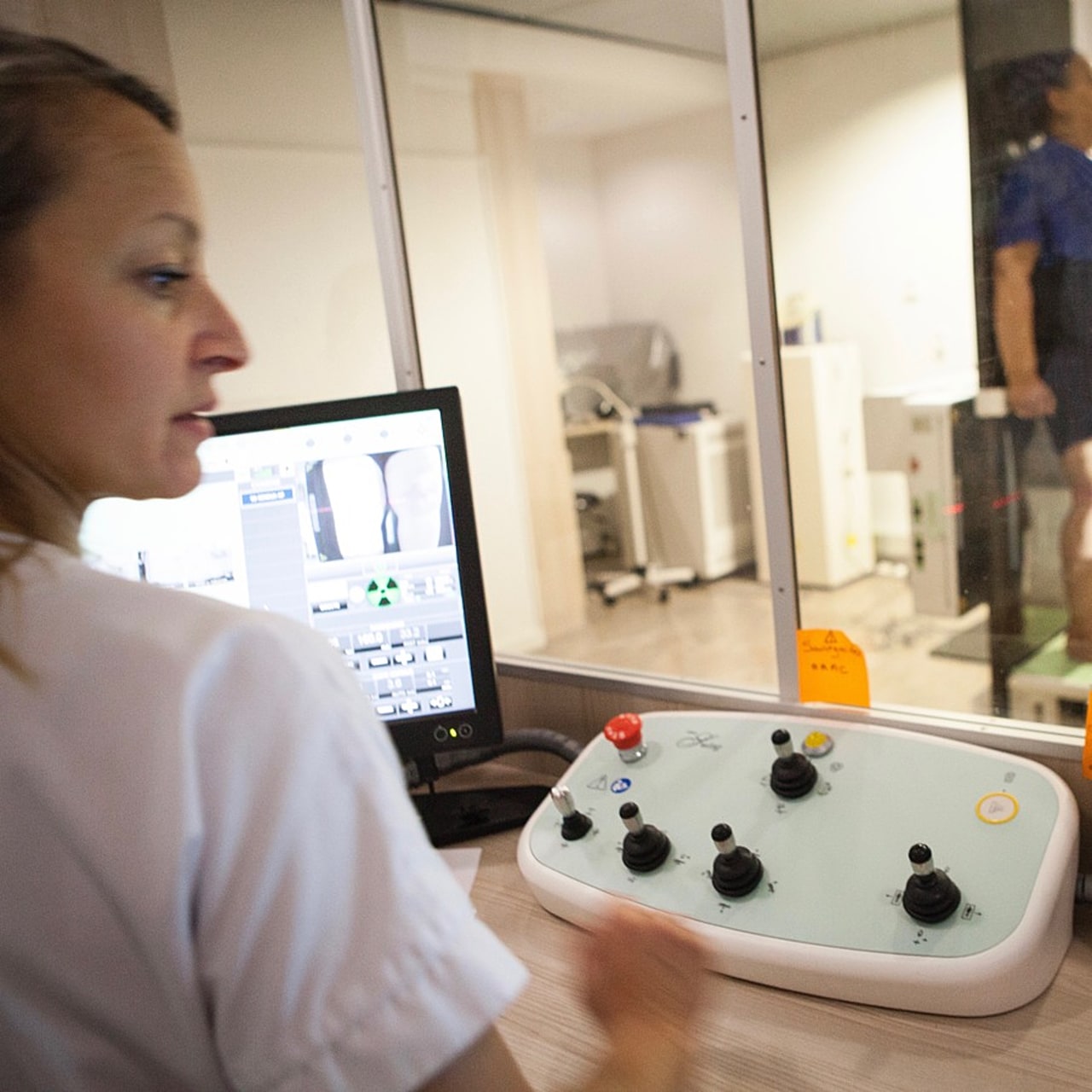 Hausse de rémunérations, mise en place de pratiques avancées, maquettes organisationnelles à l'échelle territoriale... l'Igas propose des solutions pour améliorer l'attractivité de la profession de manipulateur en électroradiologie médicale, actuellement en tension. 