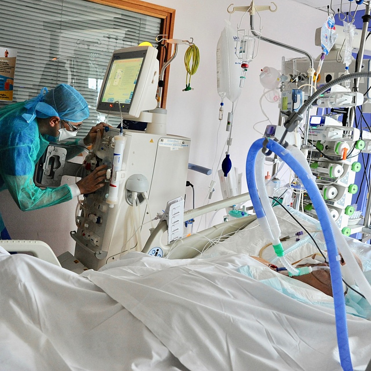 Disposer d'une réserve d'infirmiers et d'aides-soignants compétents en soins critiques confère aux établissements de santé une "réelle agilité" pour étendre en cas de poussée épidémique leur capacité en lits de soins critiques.