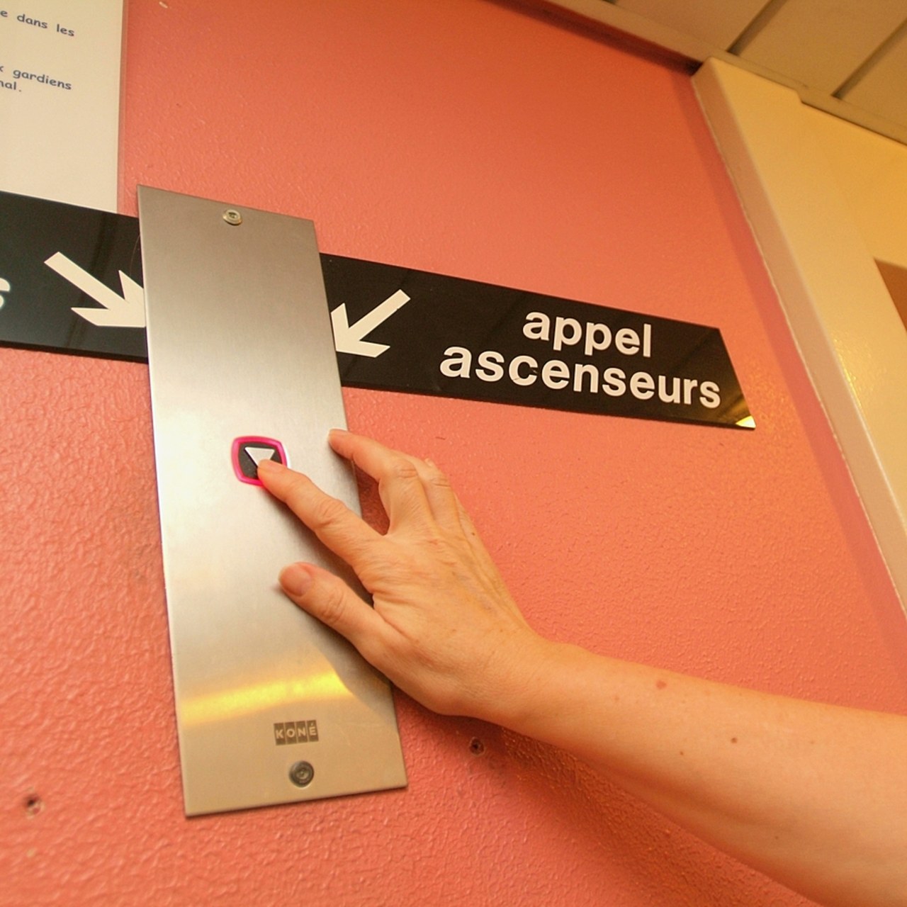 Les surfaces de l'ascenseur peuvent représenter un risque de contamination. 