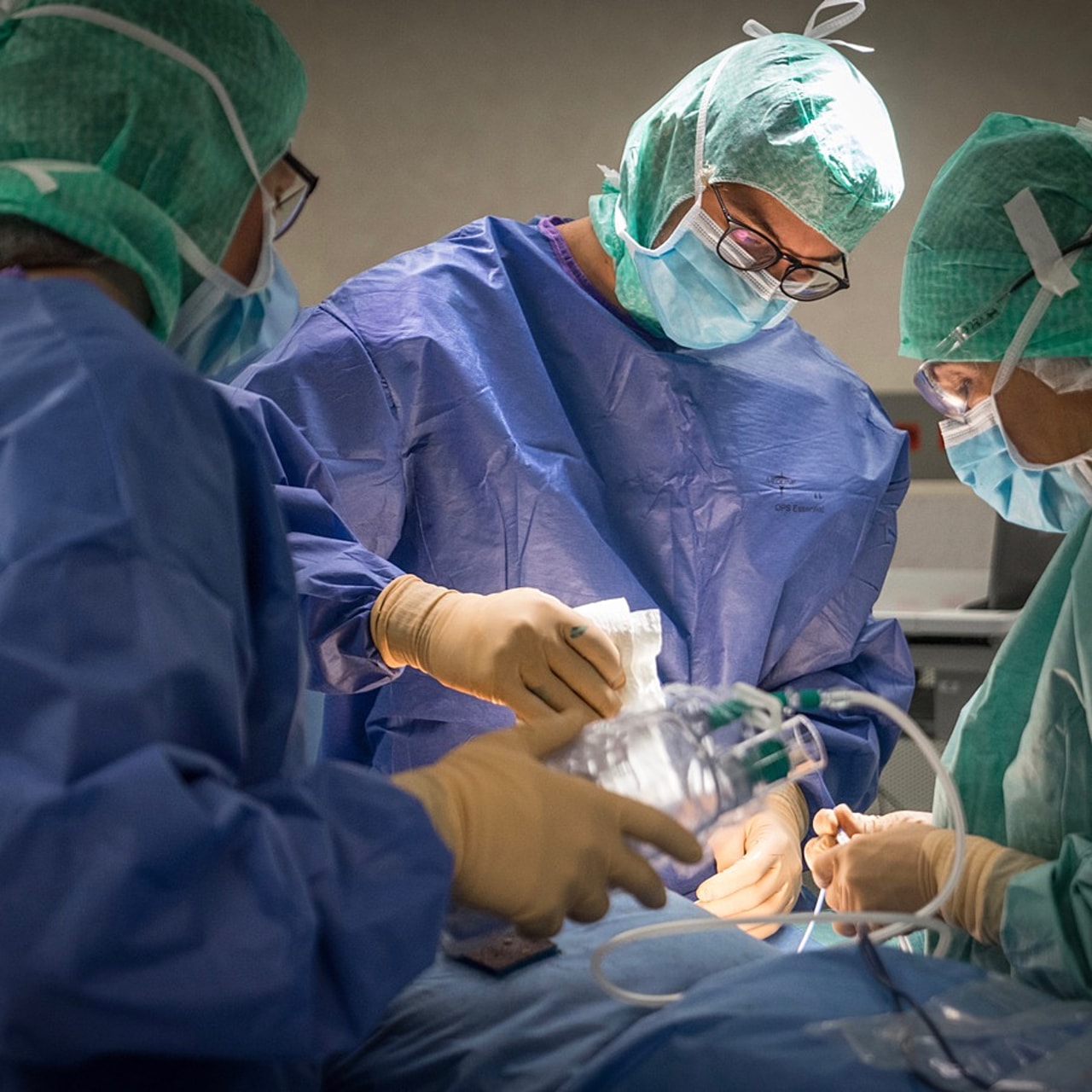 Si l’activité de chirurgie d’exérèse a globalement repris fin 2020, l’activité de diagnostic n’a pas été rattrapée pour certaines localisations de cancer, qui accusent un déficit d’activité faute de patients opérables.