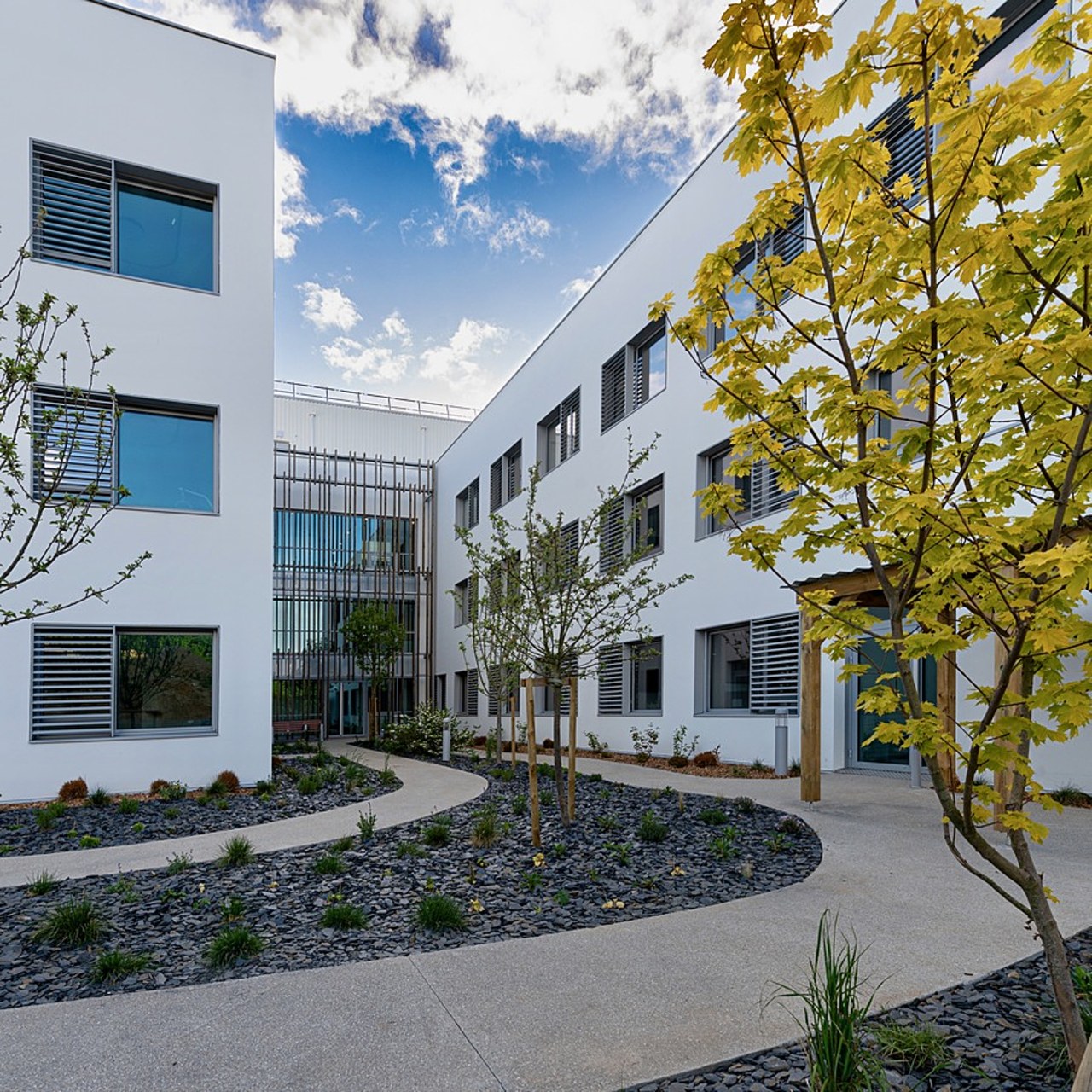 Le nouvel hôpital de Kerdurand à Riantec a nécessité de bâtir quelque 13 000 m2 de surfaces et, en dépit de la crise sanitaire liée au Covid-19, le retard pris sur le chantier n'excède pas six mois et ne présente aucun surcoût.
