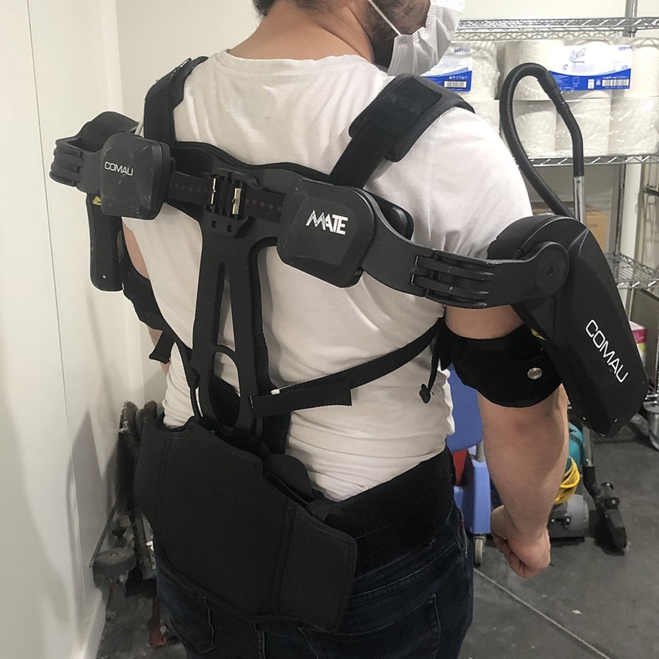 L'exosquelette de manutention permet de diviser le poids d'une charge. 