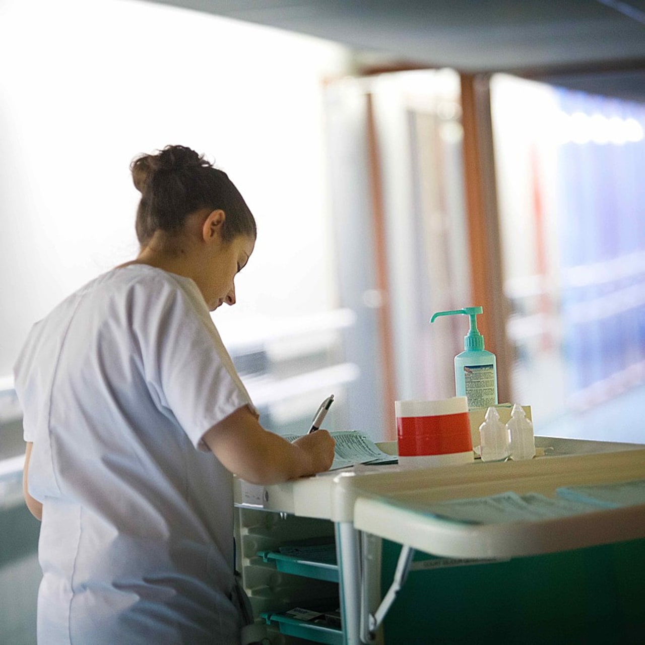 Les établissements médico-sociaux ont leur guide pratique pour les accompagner dans une démarche QVT. 