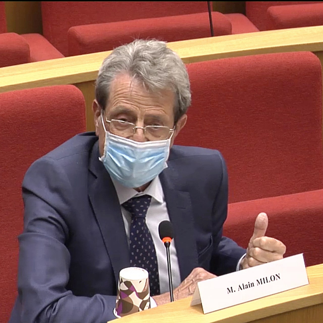 Alain Milon (LR, Vaucluse), rapporteur pour la commission des affaires sociales, a fait valoir des évolutions à même de remuscler un texte "peu ambitieux" aux "dispositions disparates de faible portée" en matière de santé. 