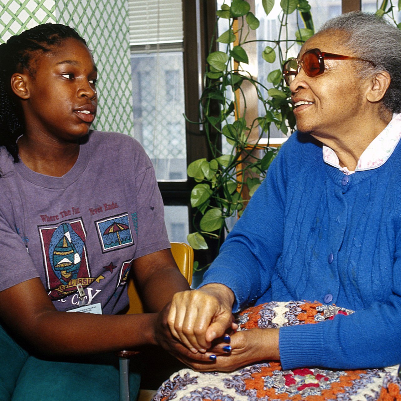 Alors que près de 5 000 services civiques devraient s'engager auprès des personnes âgées d'ici la fin d'année, seulement 500 Ehpad publics se sont portés volontaires pour les accueillir, selon l'Agence du service civique.