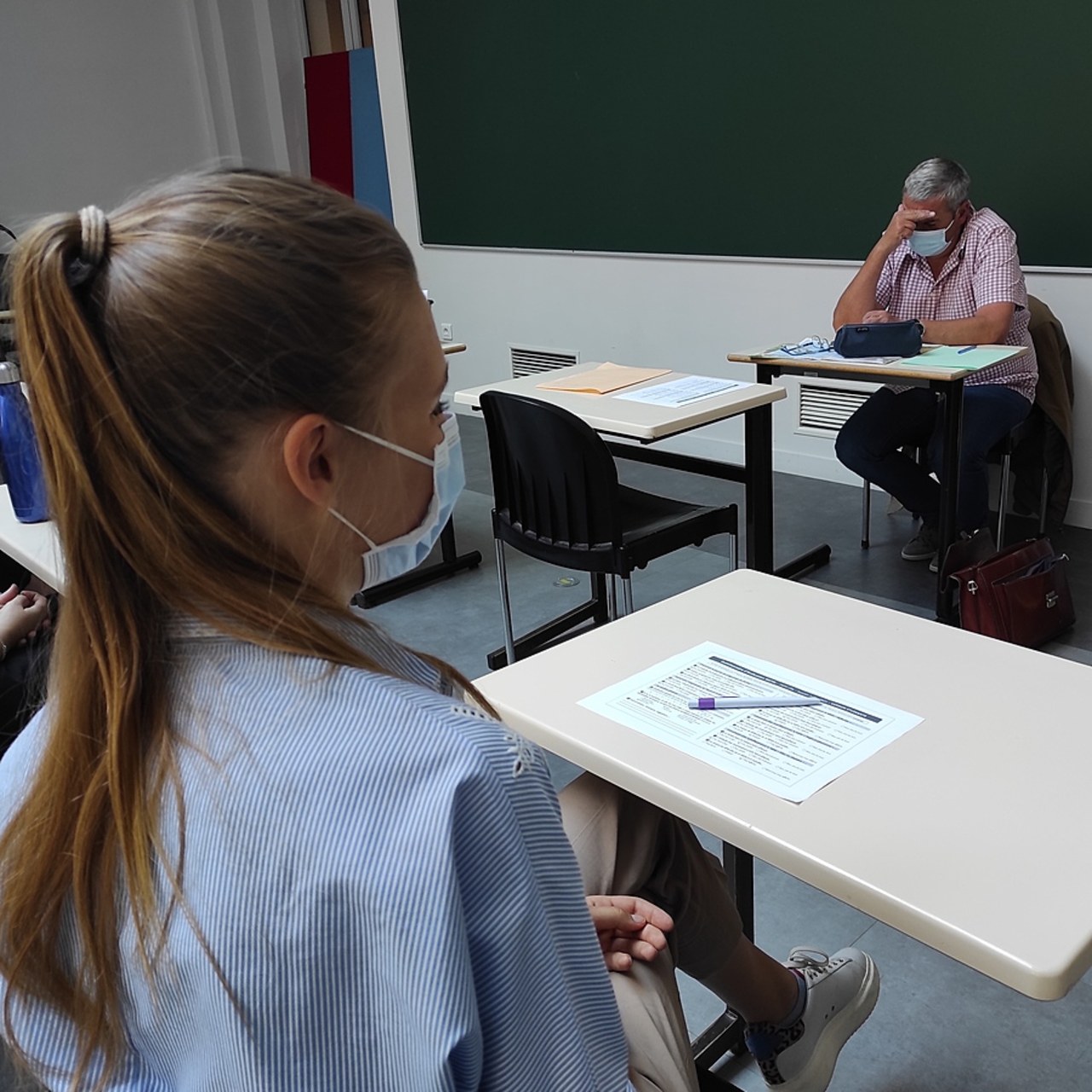 Les étudiants attendent la fin de l'intégralité de la session pour quitter l'enceinte de la faculté. 
