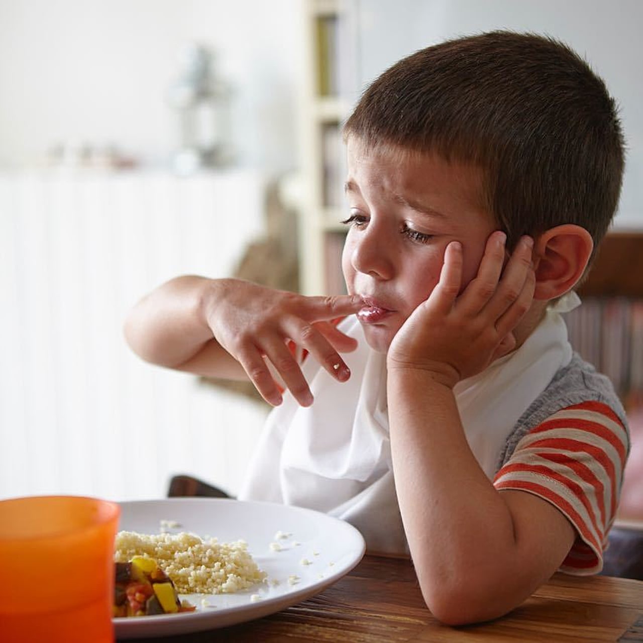 Le moment du repas peut être vécu comme une épreuve par les enfants autistes et ceux qui les accompagnent.