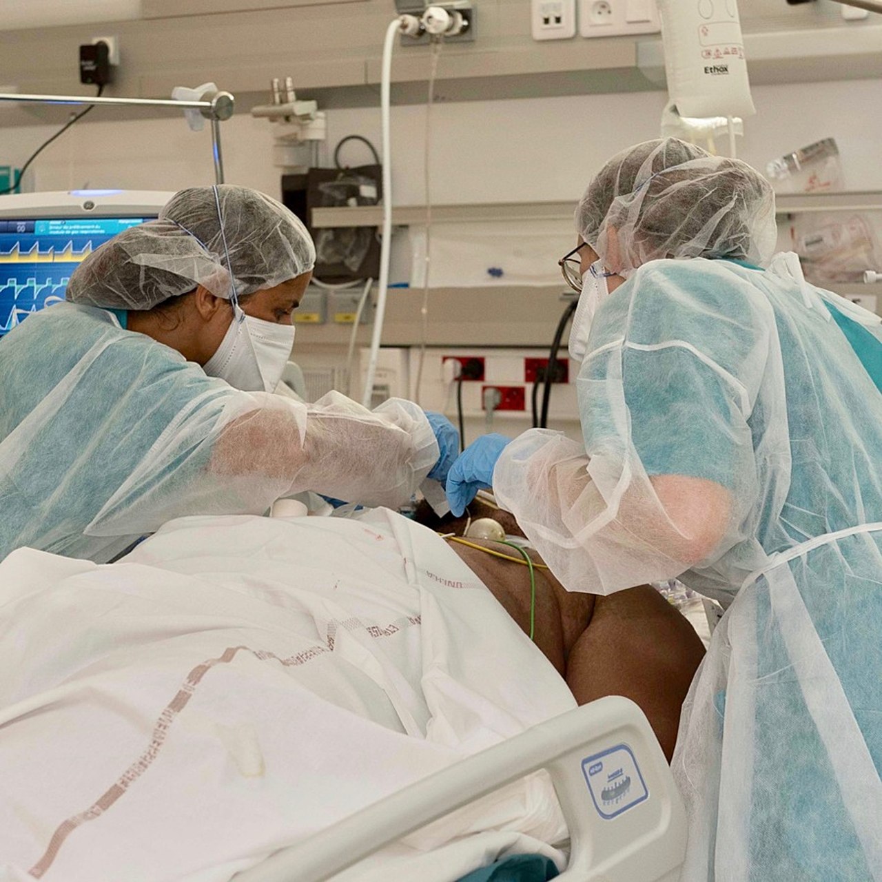 L'élément militaire de réanimation déployé depuis la mi-août en Martinique accueille jusqu'à 16 patients. Armé par 80 soldats et soignants du Service de santé des armées et du régiment médical de l'armée de terre, il participe activement à garantir les besoins en réanimation urgente combiné aux évacuations sanitaires.