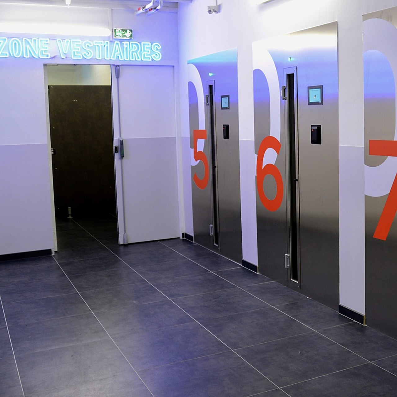 Les sept portes de distribution du vestiaire automatisé de l'hôpital de Villeneuve-Saint-Georges affichent une capacité maximale de 1  701 housses. Chaque agent en compte une attitrée, délivrée en 15 secondes en moyenne. L'espace est uniquement accessible par badge et sécurisé par des caméras.