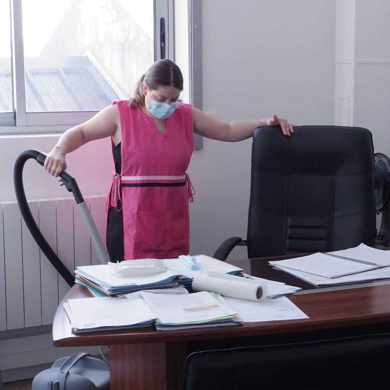 Les Esat s'ouvrent résolument au milieu ordinaire de travail. Ici, une travailleuse de l'Esat l'Envol à Mantes-la-Jolie effectue une prestation de nettoyage au sein des bureaux d'un client, pendant les heures de travail.